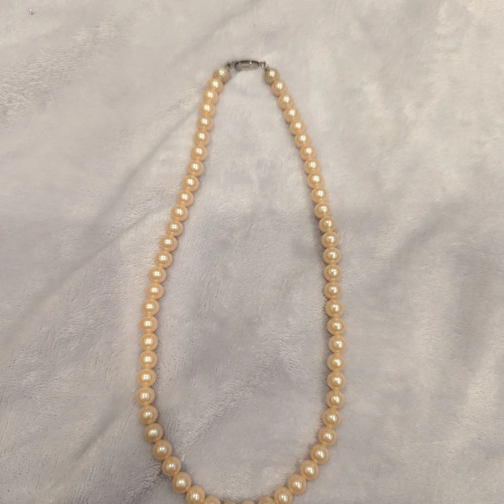 Beautiful Vintage Strand of Faux Pearls from Japan 16"/8" - Picture 4 of 7